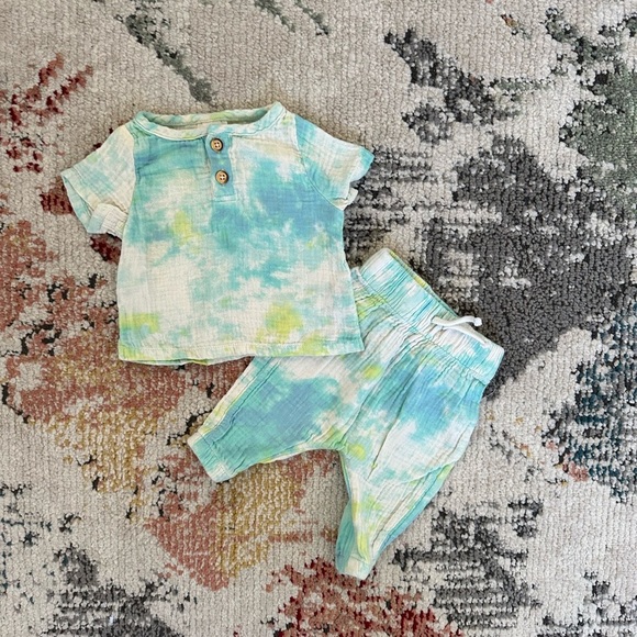 Muslin Tie Dye Baby Outfit Set 0-3 Months Baby Boy Cat & Jack excellent like new - Picture 1 of 14